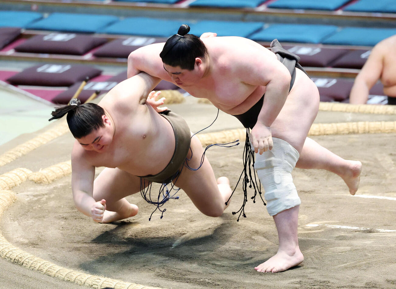 玉の寅（左）を上手投げで破る阿龍（撮影・鈴木正人）　