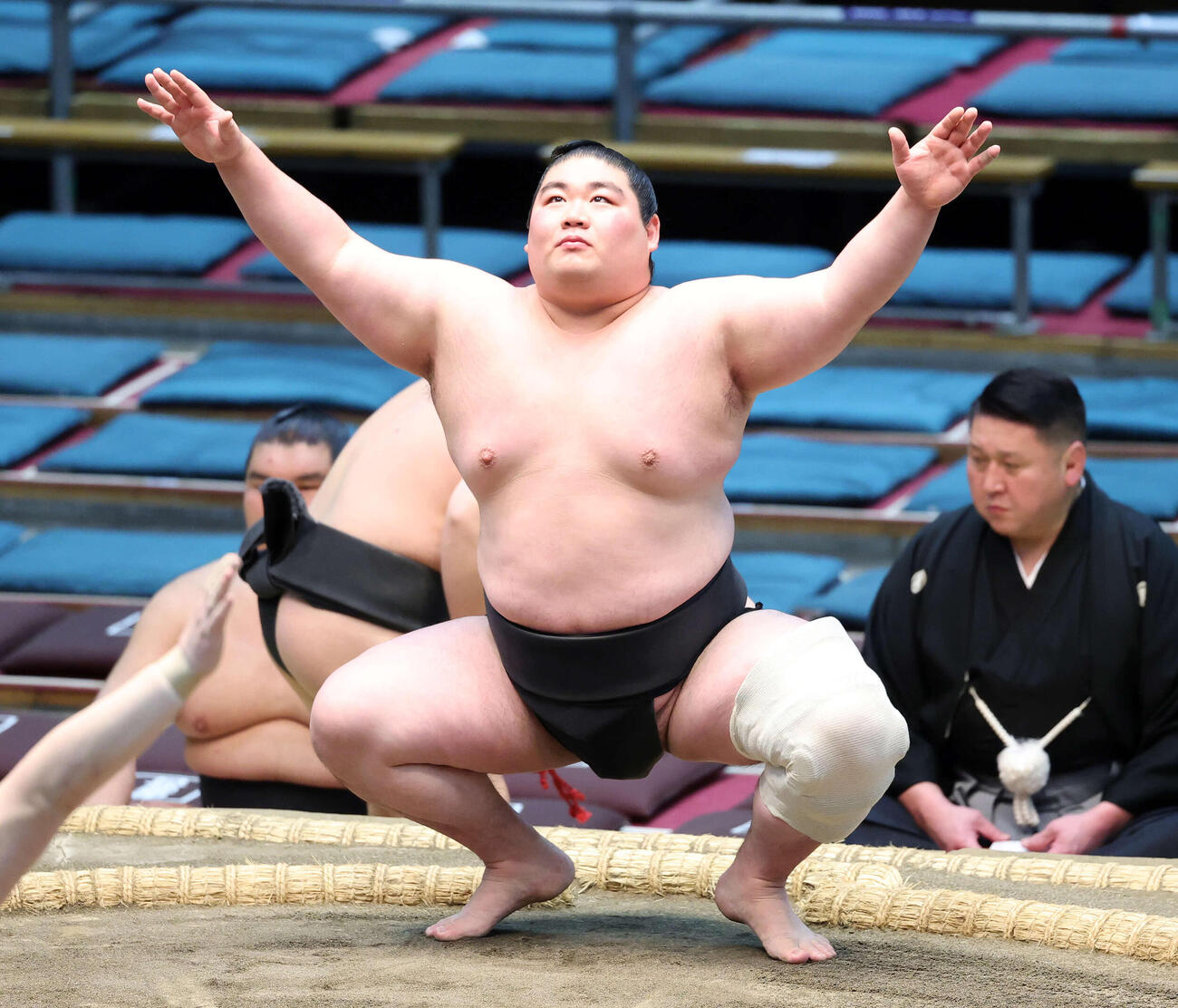 塵手水（ちりちょうず）する阿龍（撮影・鈴木正人）　
