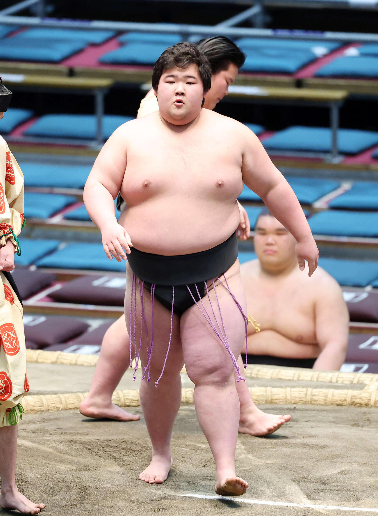 風桜輝（後方）を寄り切りで破った翔盛（撮影・鈴木正人）　