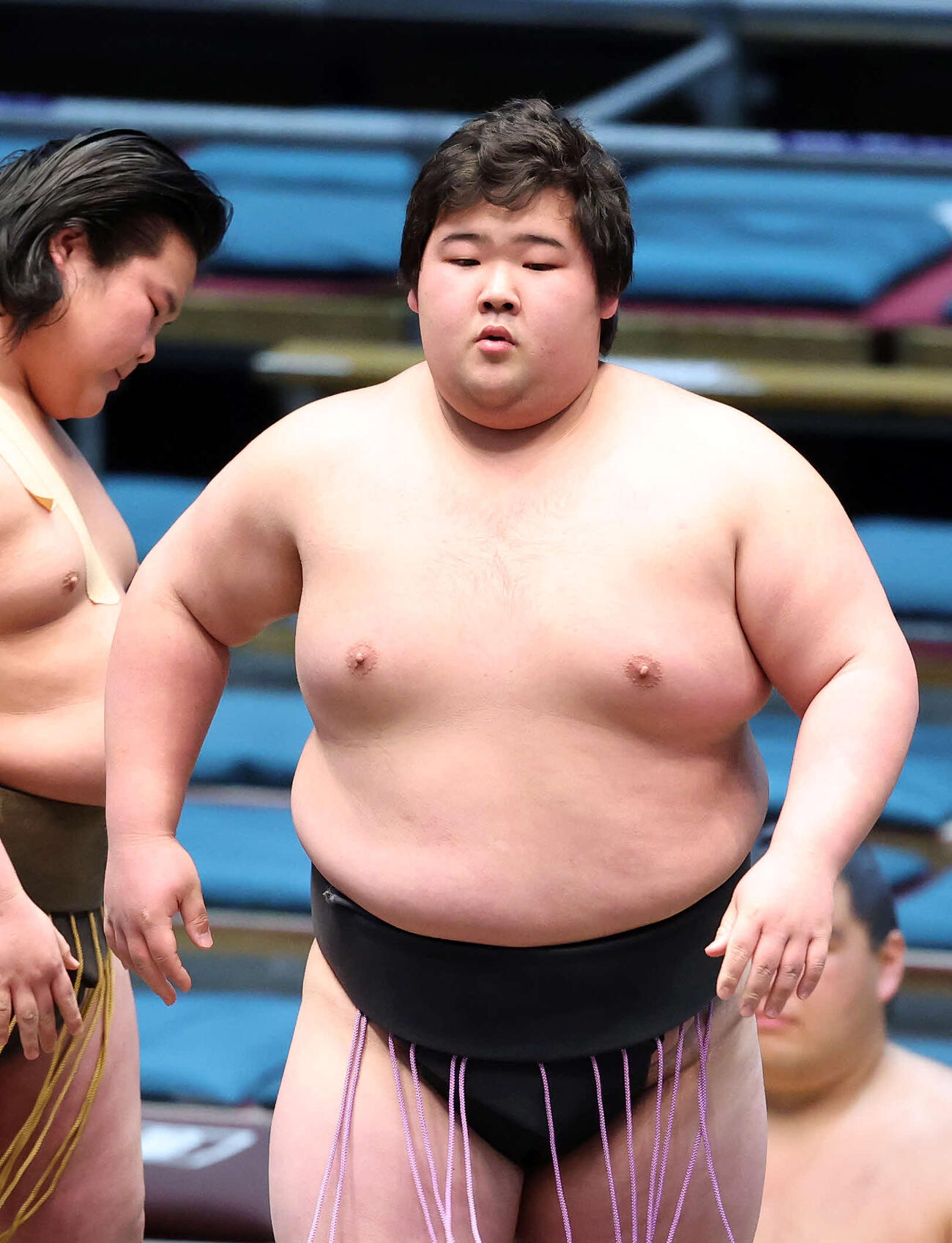 風桜輝（左）を寄り切りで破った翔盛（撮影・鈴木正人）　