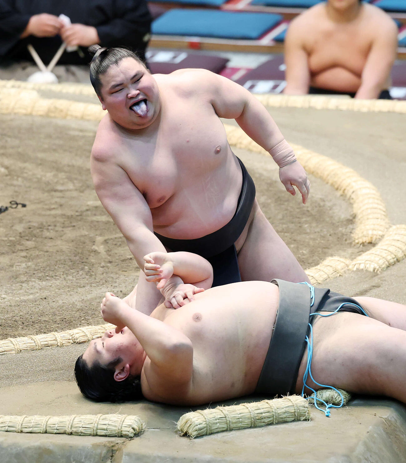 天昇山（下）を上手投げで破った旭富士（撮影・鈴木正人）　