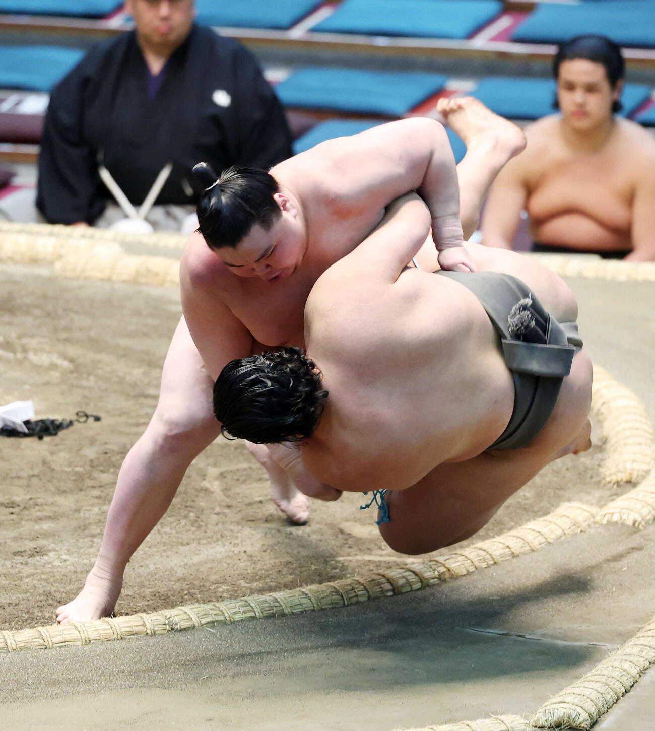 天昇山（右）を上手投げで破る旭富士（撮影・鈴木正人）　
