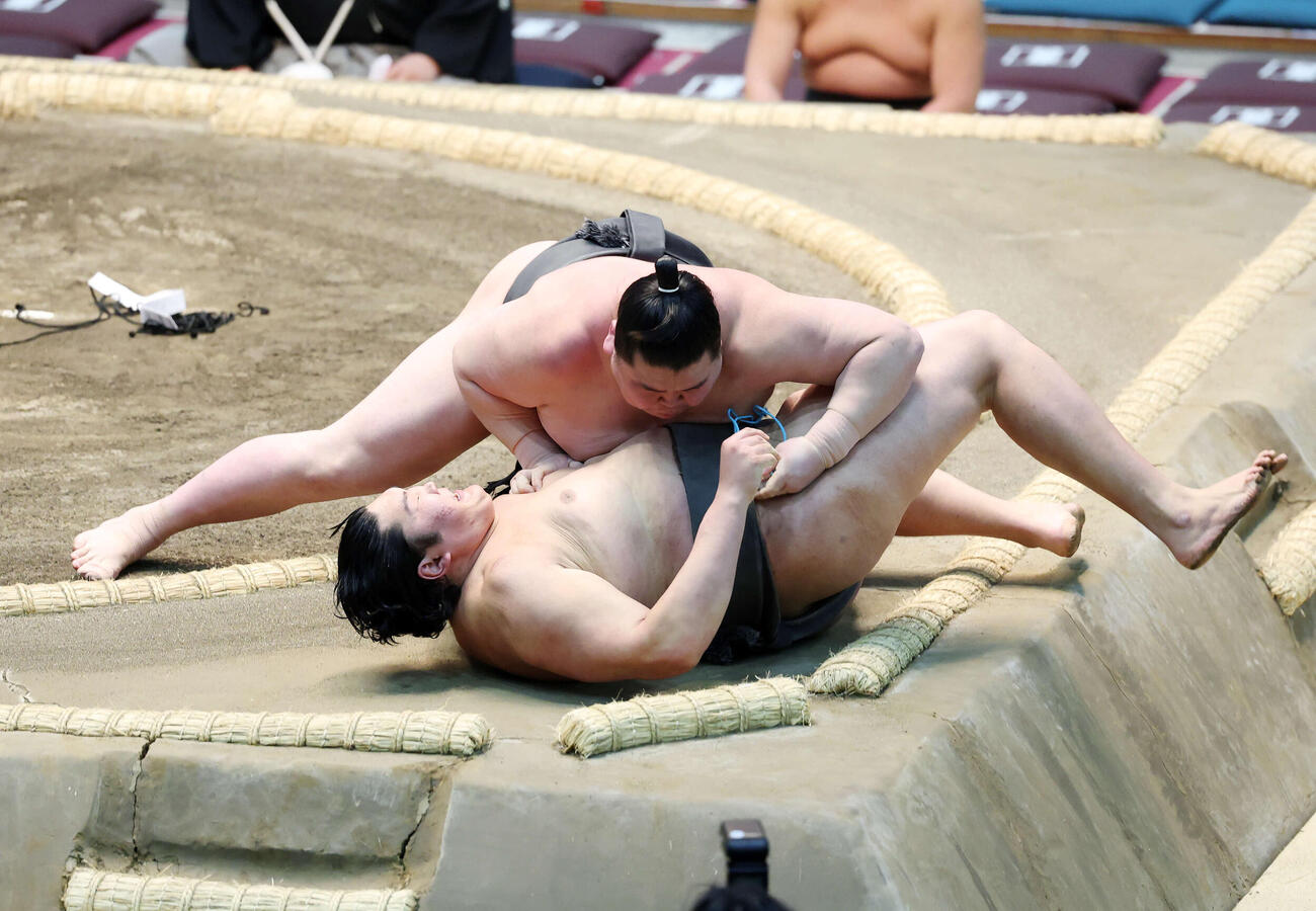 天昇山（下）を上手投げで破る旭富士（撮影・鈴木正人）　