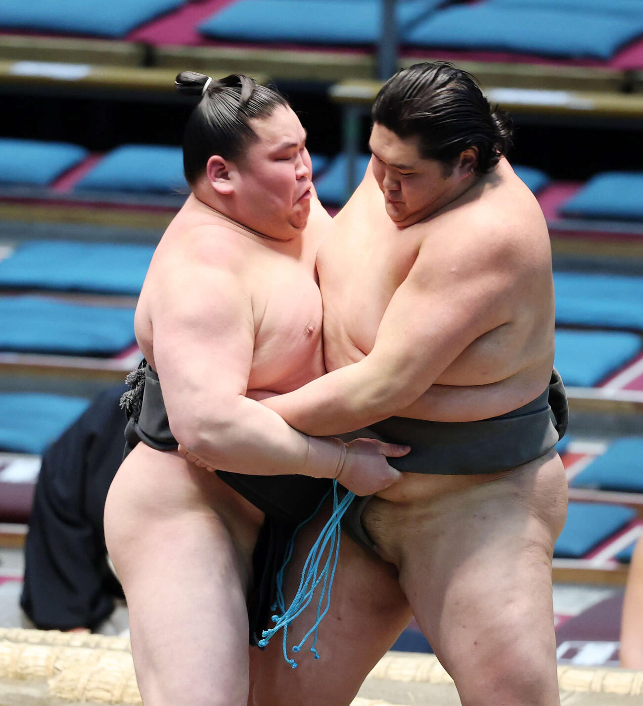 天昇山（右）を攻める旭富士（撮影・鈴木正人）　