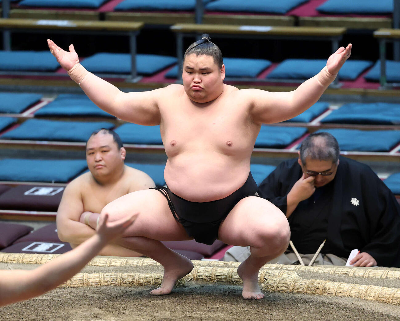塵手水（ちりちょうず）する旭富士（撮影・鈴木正人）　