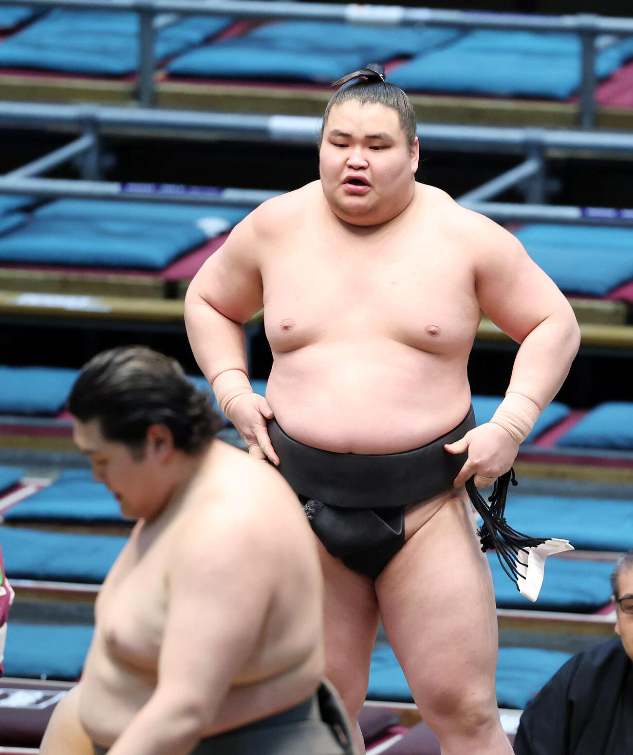天昇山（左）を上手投げで破った旭富士（撮影・鈴木正人）　