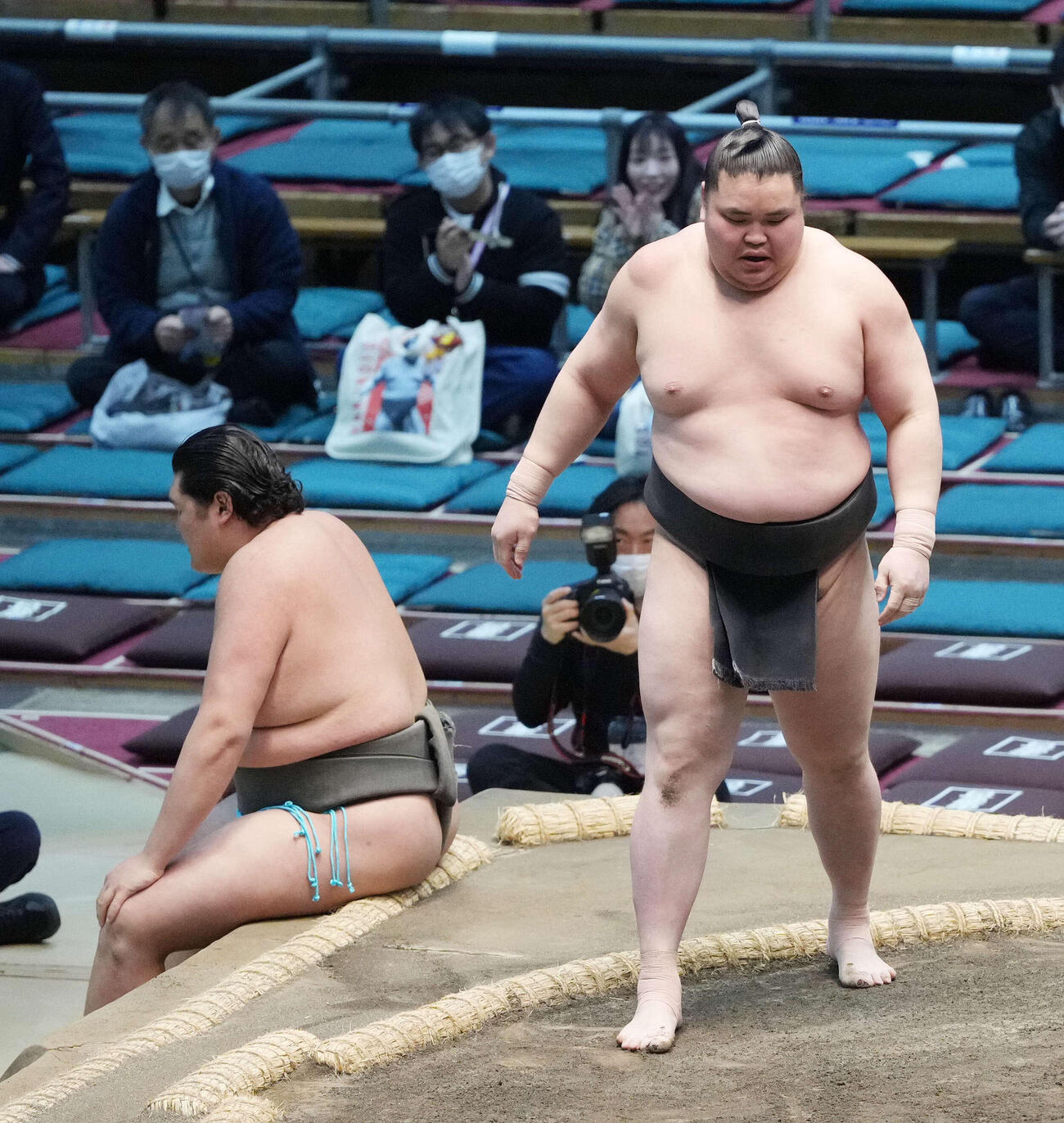 旭富士は天昇山を上手投げで下し序二段の優勝決定戦に進んだ（撮影・小沢裕）