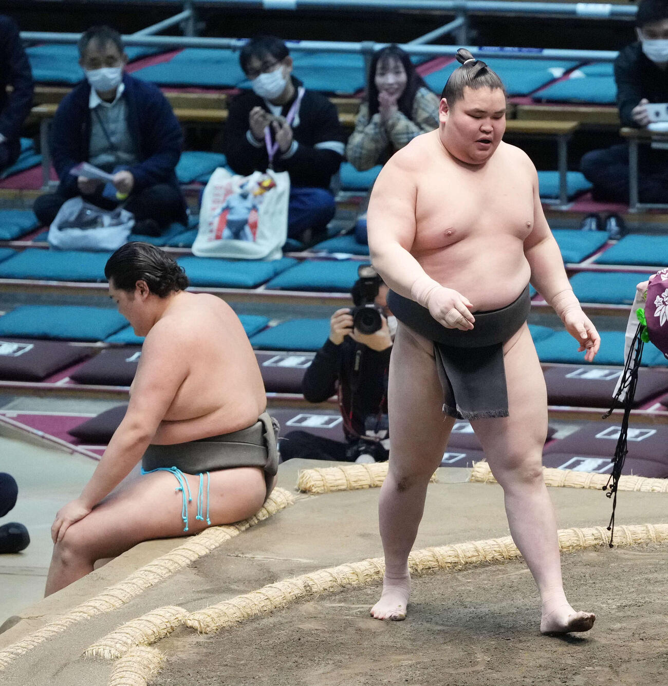 旭富士は天昇山を上手投げで下し序二段の優勝決定戦に進んだ（撮影・小沢裕）