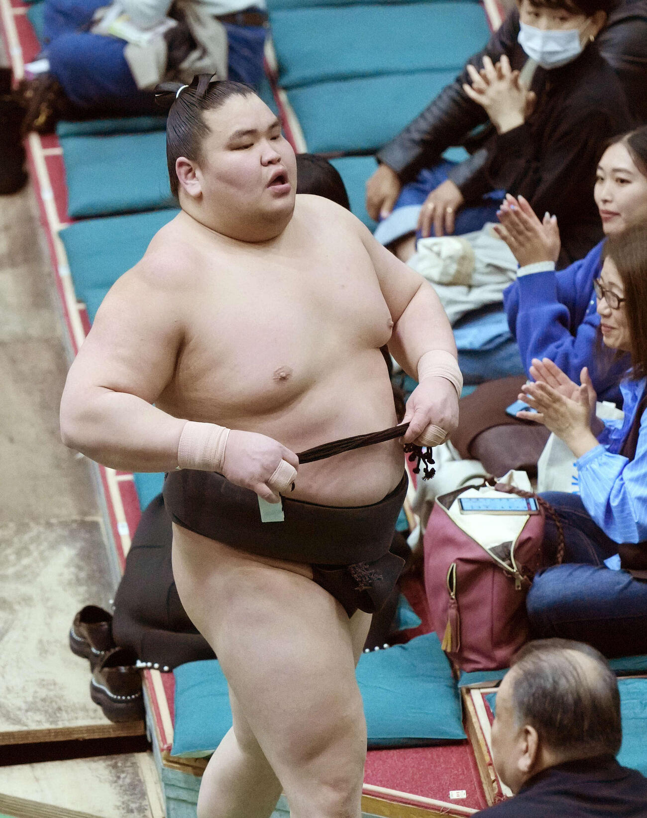 序二段の優勝決定戦に進んだ旭富士は声援を受けながら花道を引き揚げる（撮影・小沢裕）