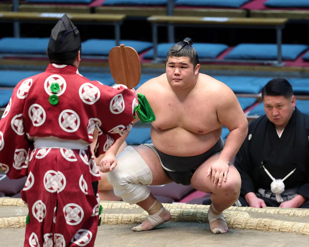 薩摩翔を寄り切りで破り勝ち名乗りを受ける木竜皇（撮影・鈴木正人）　