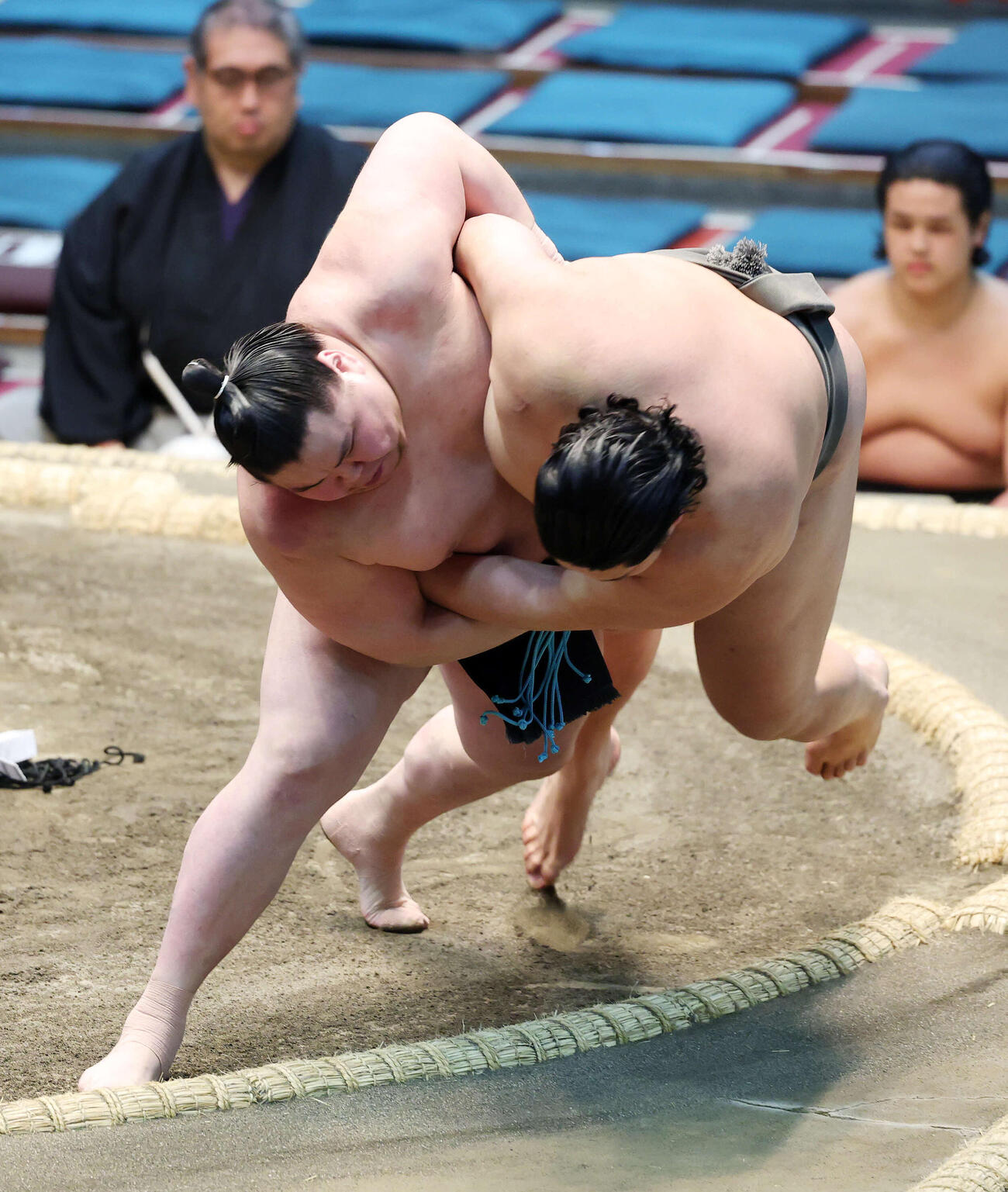 天昇山（右）を上手投げで破る旭富士（撮影・鈴木正人）　