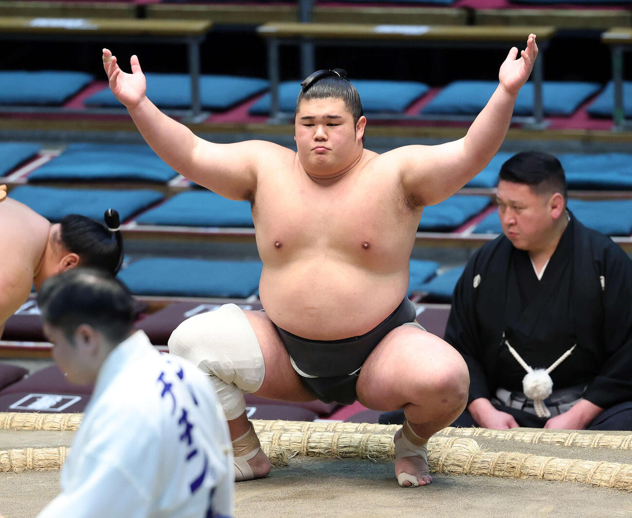 塵手水（ちりちょうず）する木竜皇（撮影・鈴木正人）　
