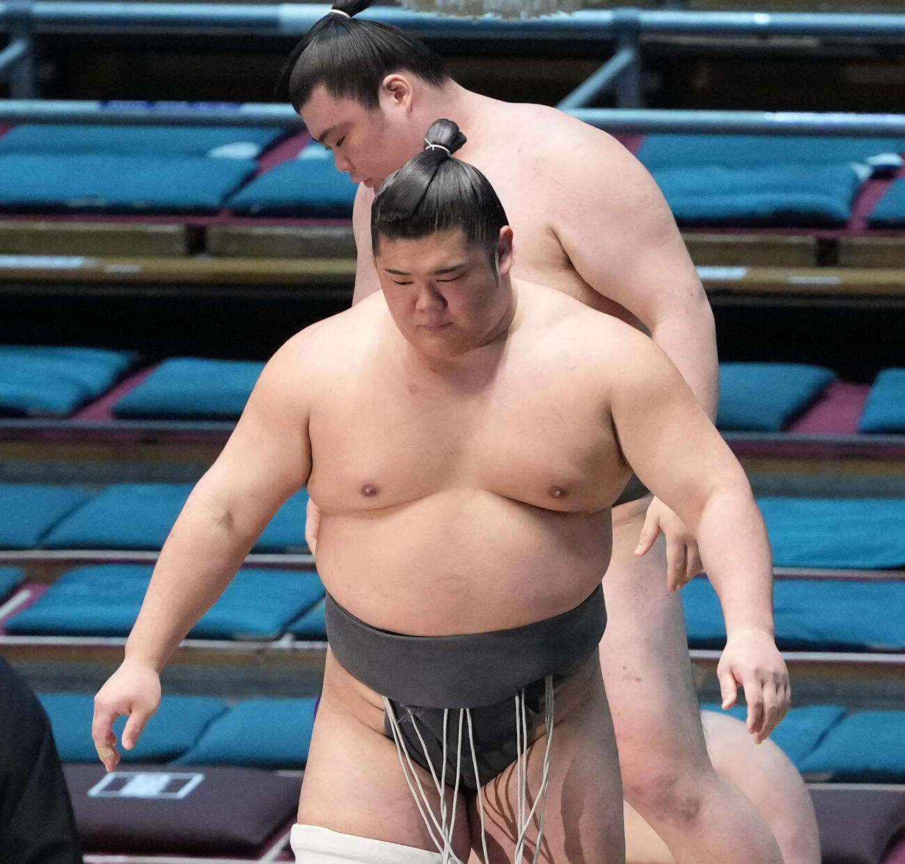 薩摩翔（後方）を寄り切りで下し序二段の優勝決定戦に進んだ木竜皇（撮影・小沢裕）