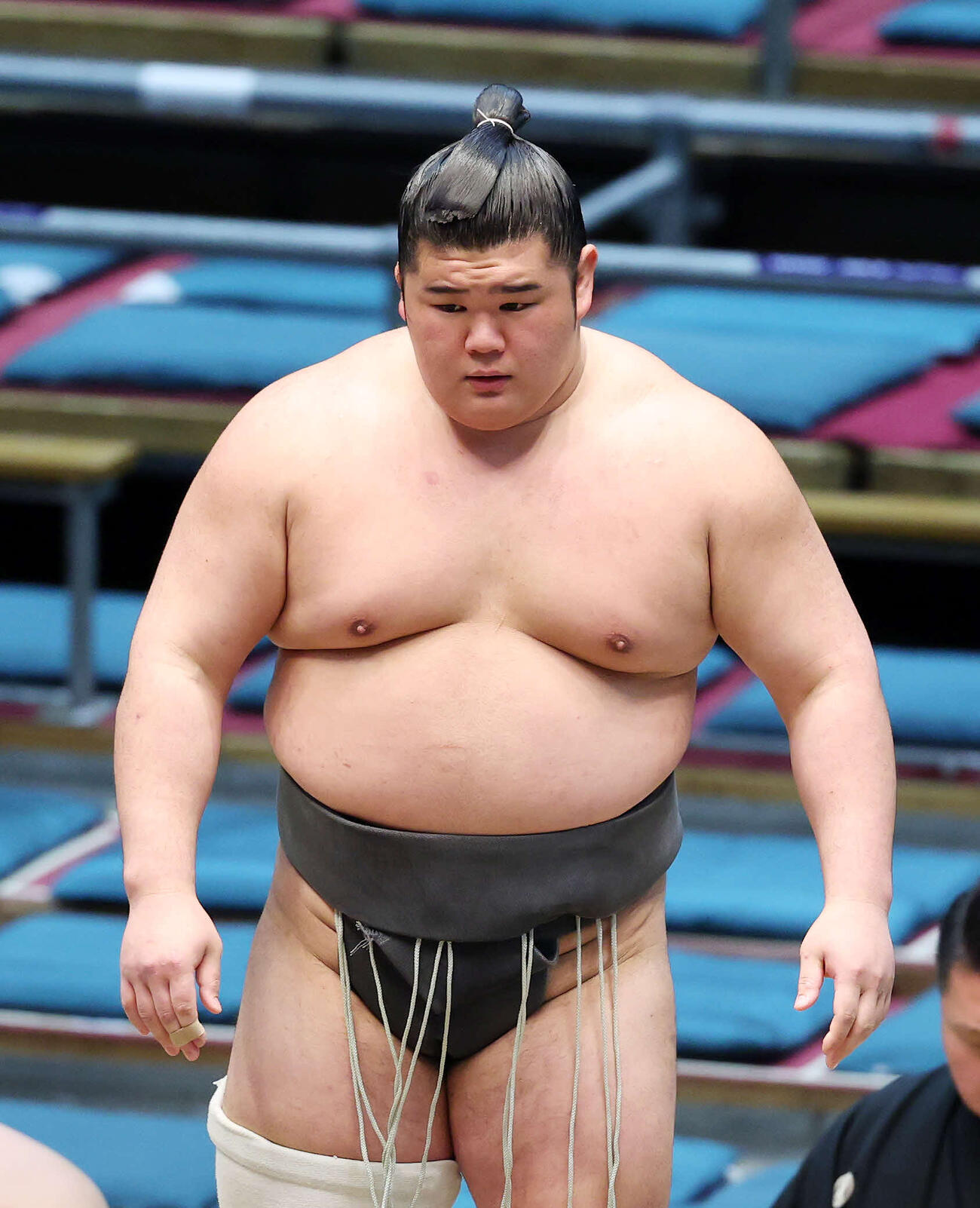 薩摩翔を寄り切りで破った木竜皇（撮影・鈴木正人）　