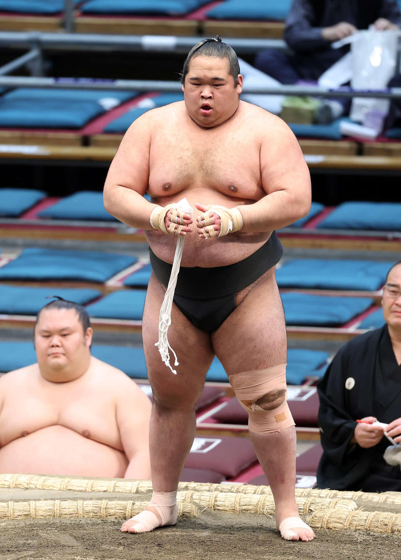 龍葉山を突き落としで破った生田目（撮影・鈴木正人）　