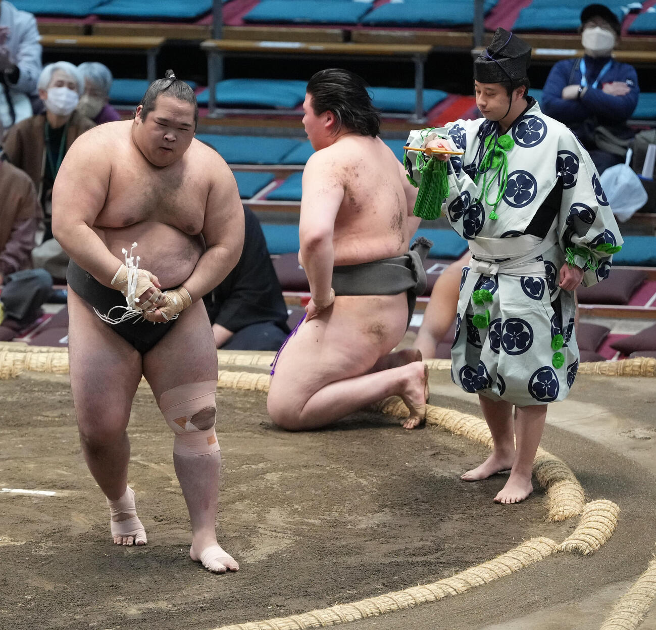生田目（左）は龍葉山を突き落としで下し三段目の優勝決定戦に進んだ（撮影・小沢裕）