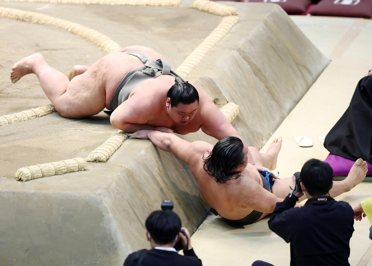 行徳（右）を寄り切りで破る豊雅将（撮影・鈴木正人）　