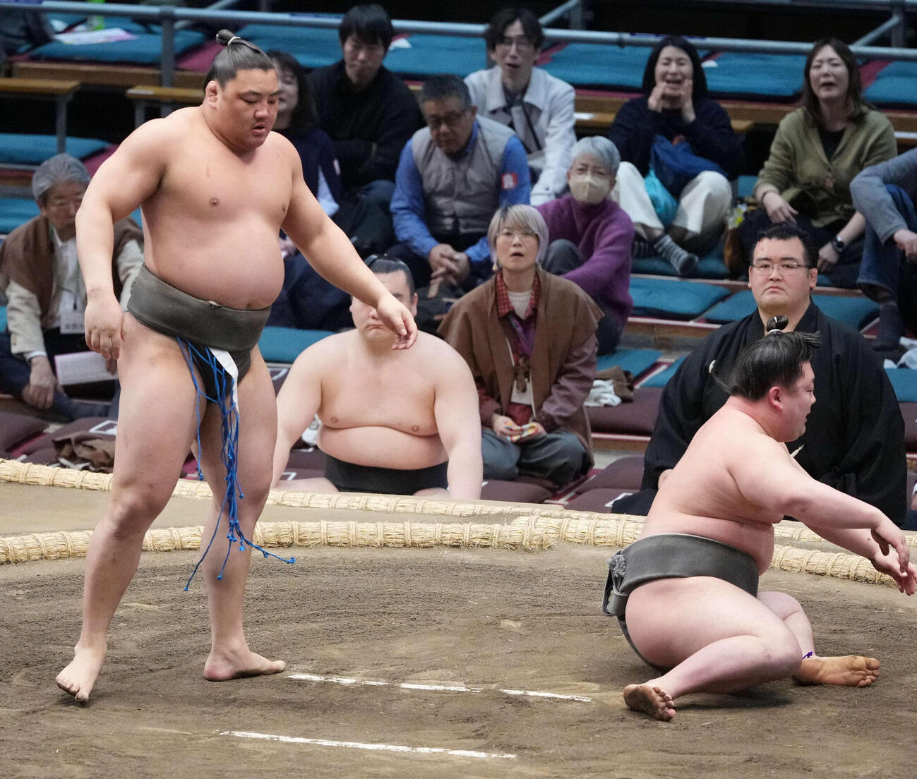 和歌ノ富士（左）ははたき込みで嵐富士を破り幕下優勝を決める（撮影・小沢裕）