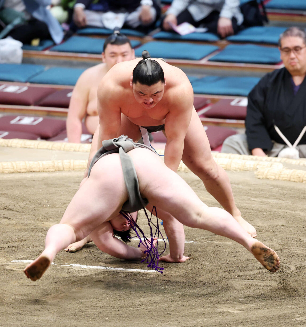 嵐富士（手前）をはたき込みで破る和歌ノ富士（撮影・鈴木正人）　