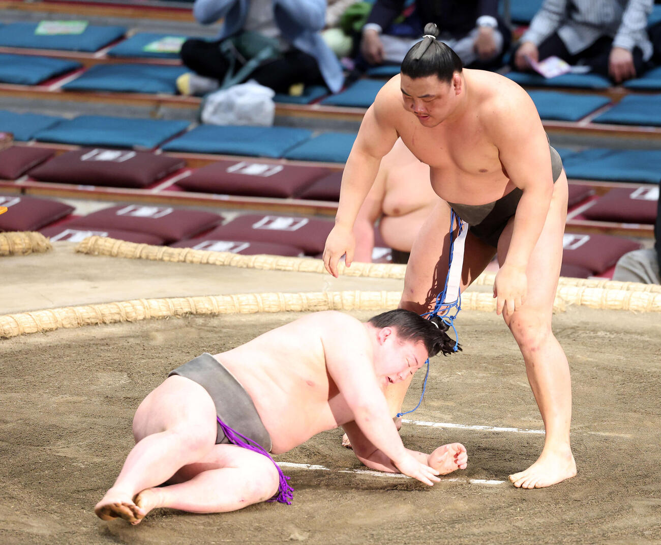 嵐富士（下）をはたき込みで破った和歌ノ富士（撮影・鈴木正人）　