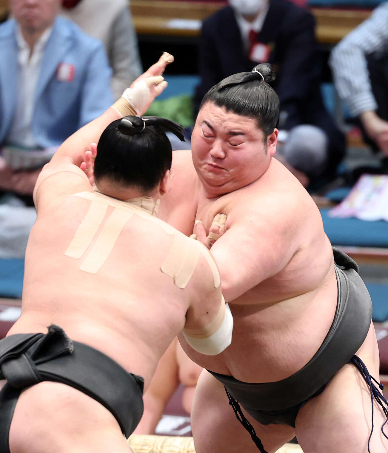 漣（左）を攻める大花竜（撮影・鈴木正人）　