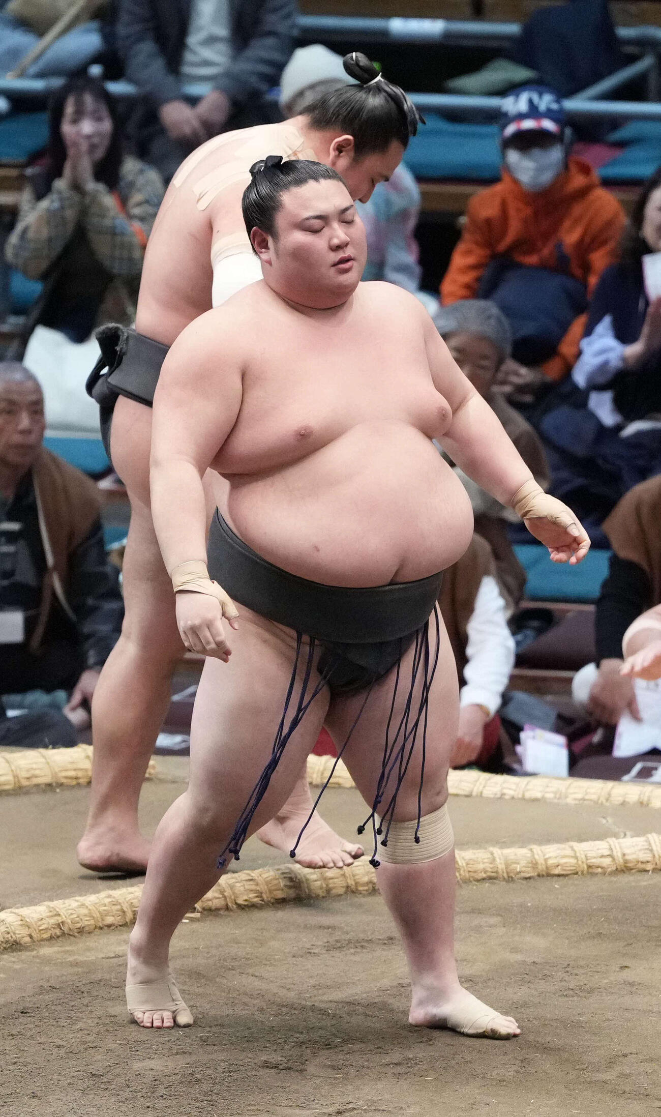 大花竜（手前）は漣を寄り切りで下す（撮影・小沢裕）