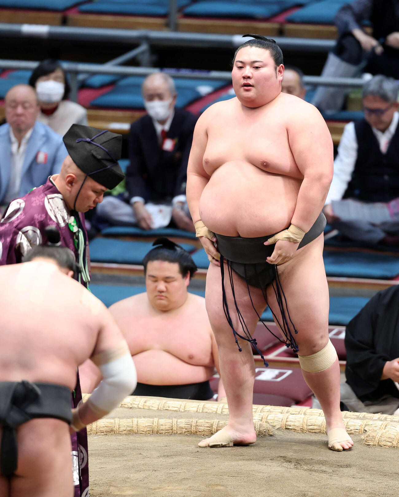 漣（左）を寄り切りで破った大花竜（撮影・鈴木正人）　