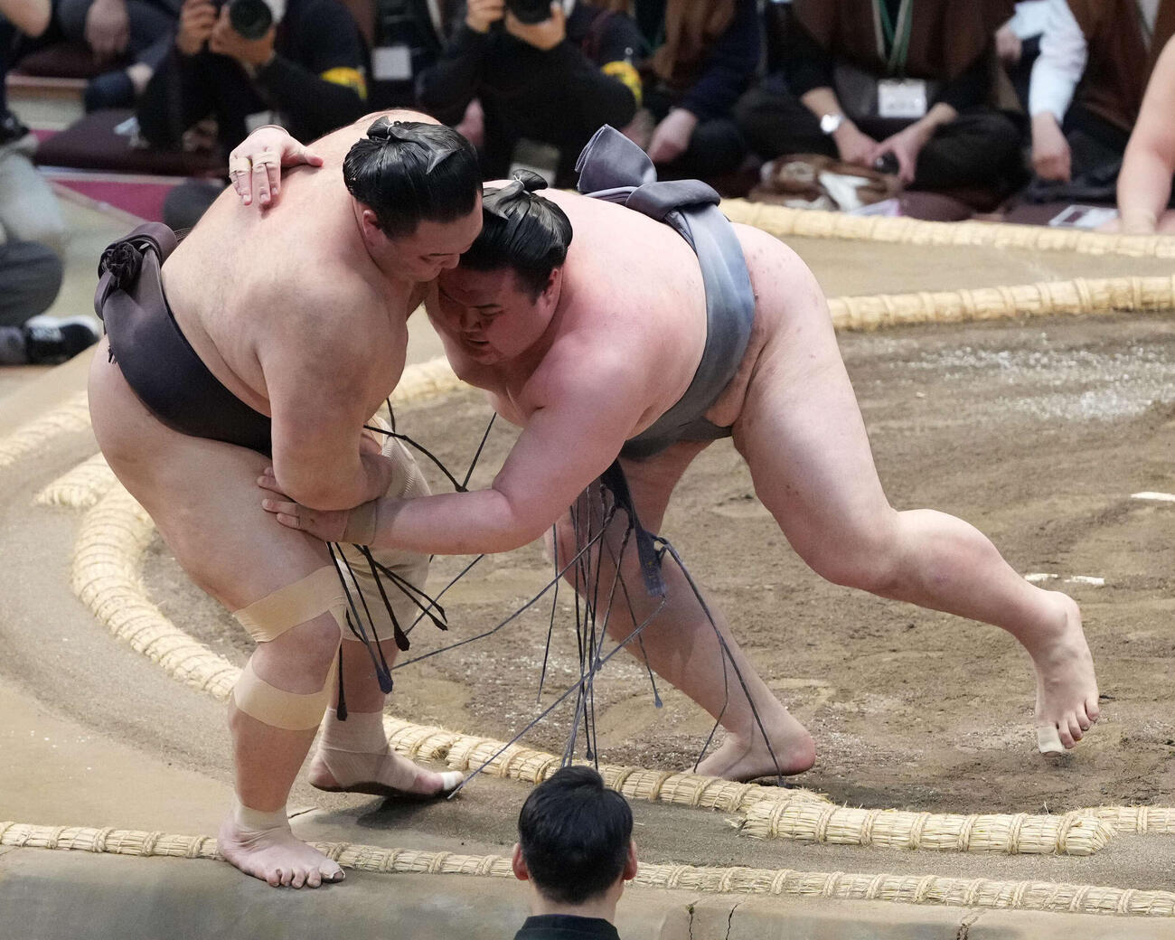 金峰山（右）は朝乃山を寄り切りで破る（撮影・小沢裕）
