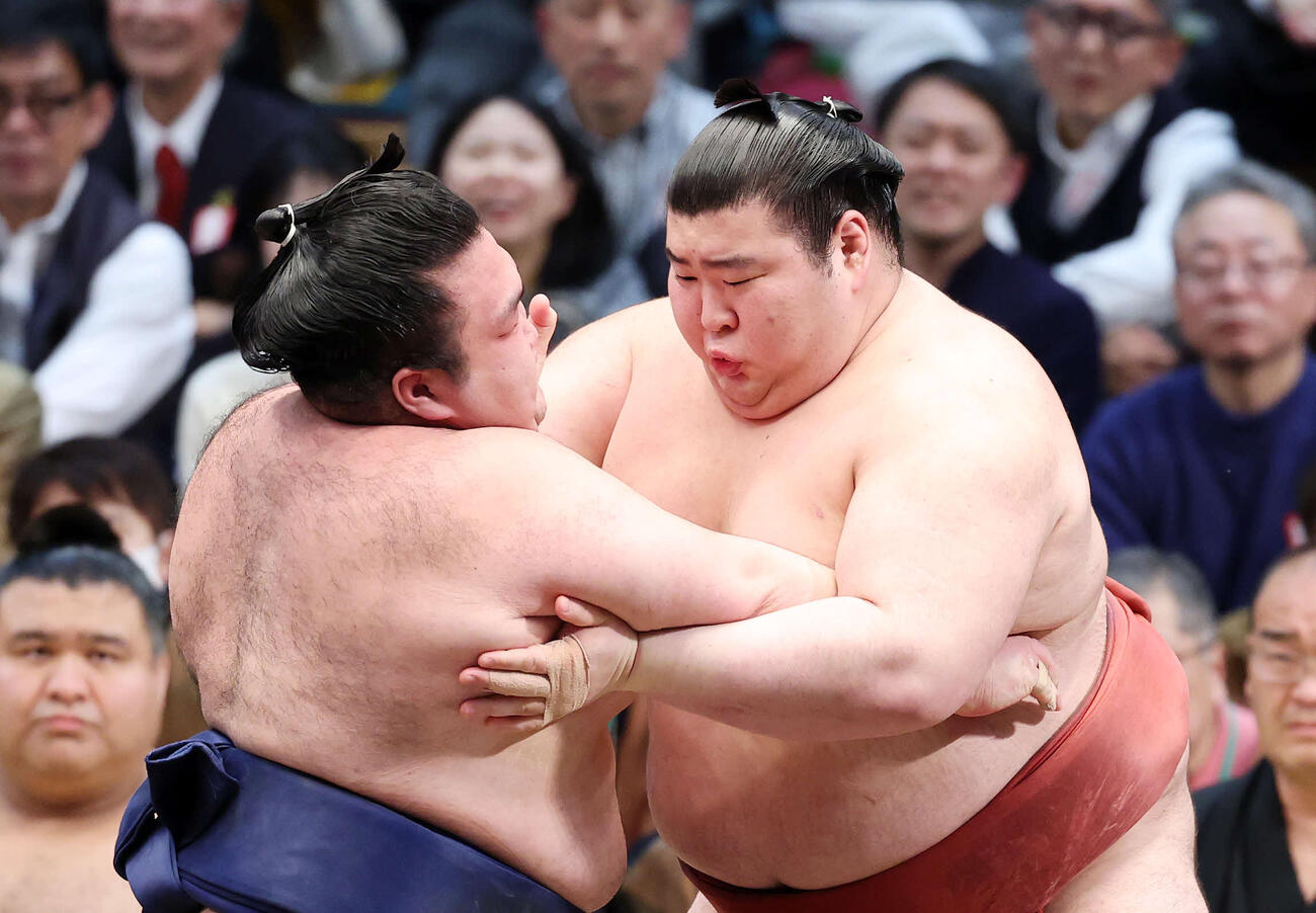 豪ノ山（左）を攻める熱海富士（撮影・鈴木正人）　