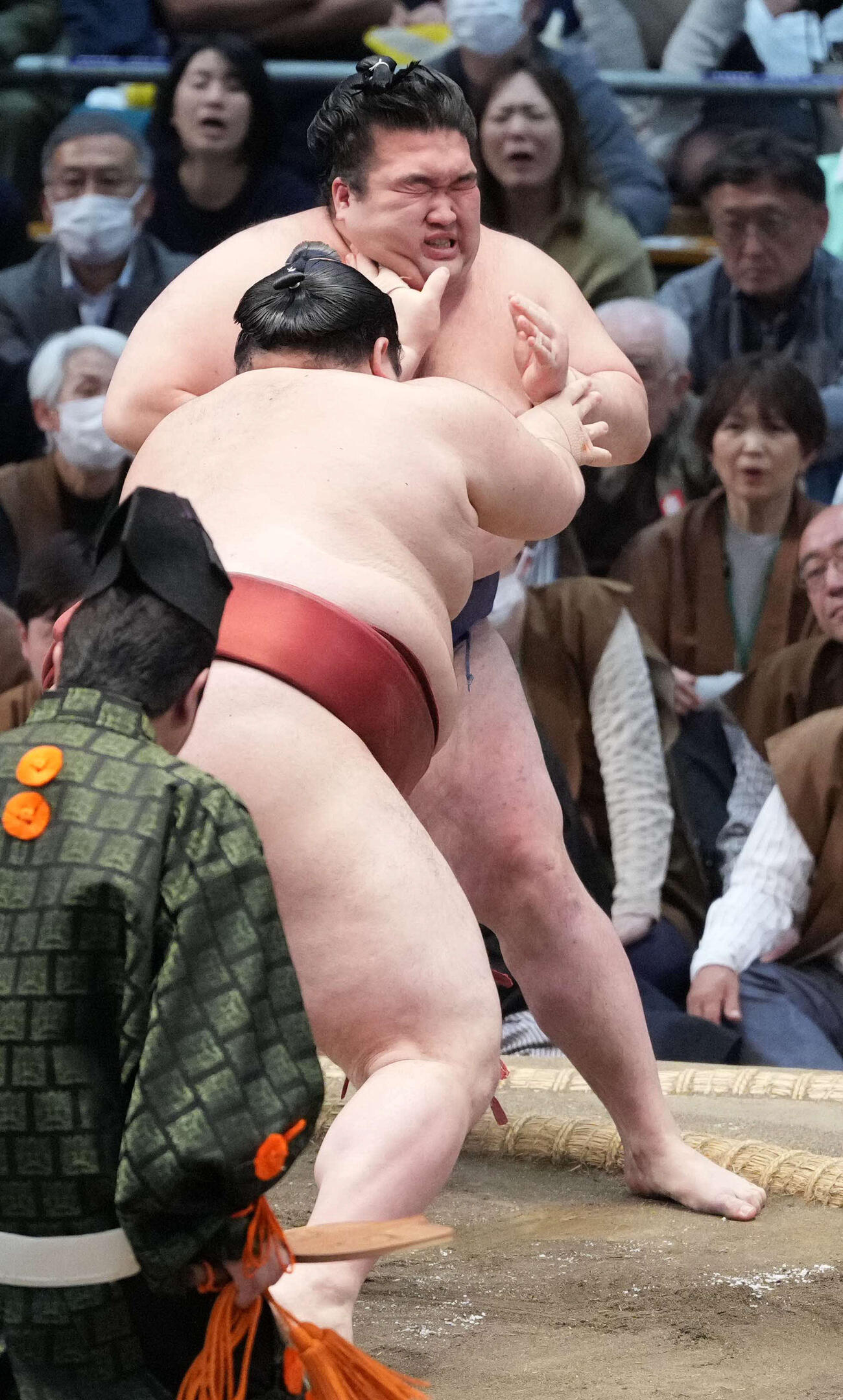 豪ノ山は熱海富士（手前）に押し出しで敗れる（撮影・小沢裕）