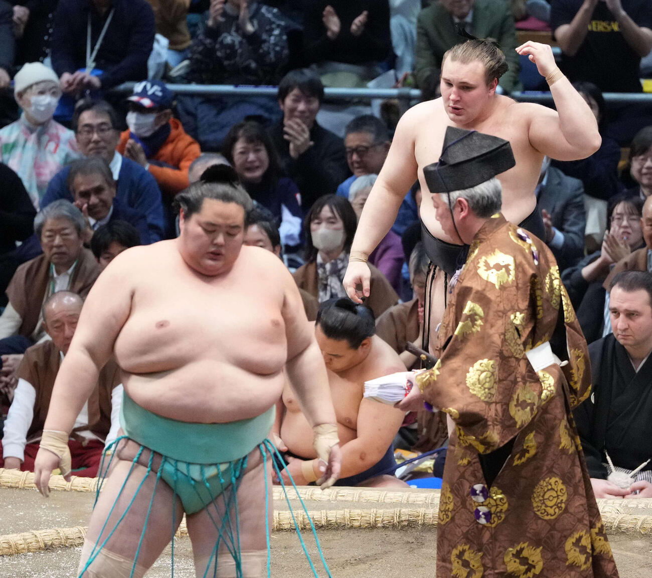 安青錦は琴桜（手前左）を寄り切りで破りこの日の角番を逃れた（撮影・小沢裕）