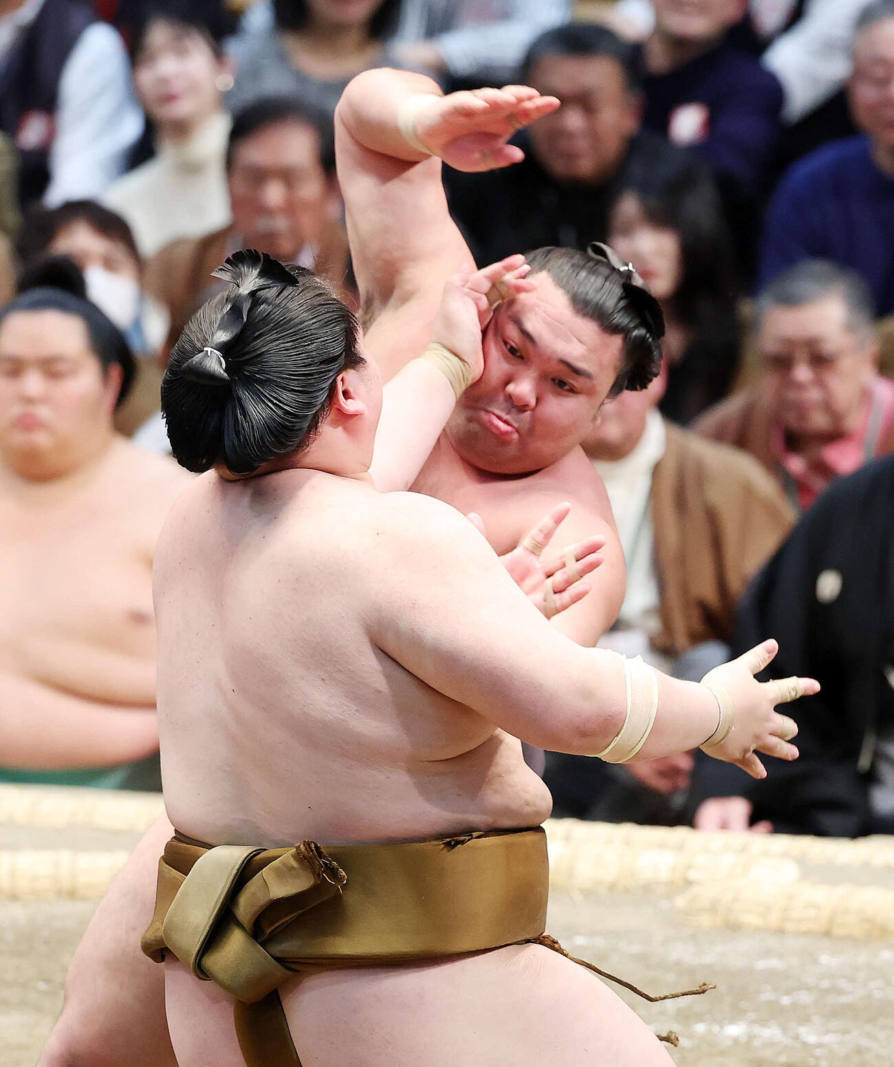王鵬（手前）を攻める霧島（撮影・鈴木正人）　