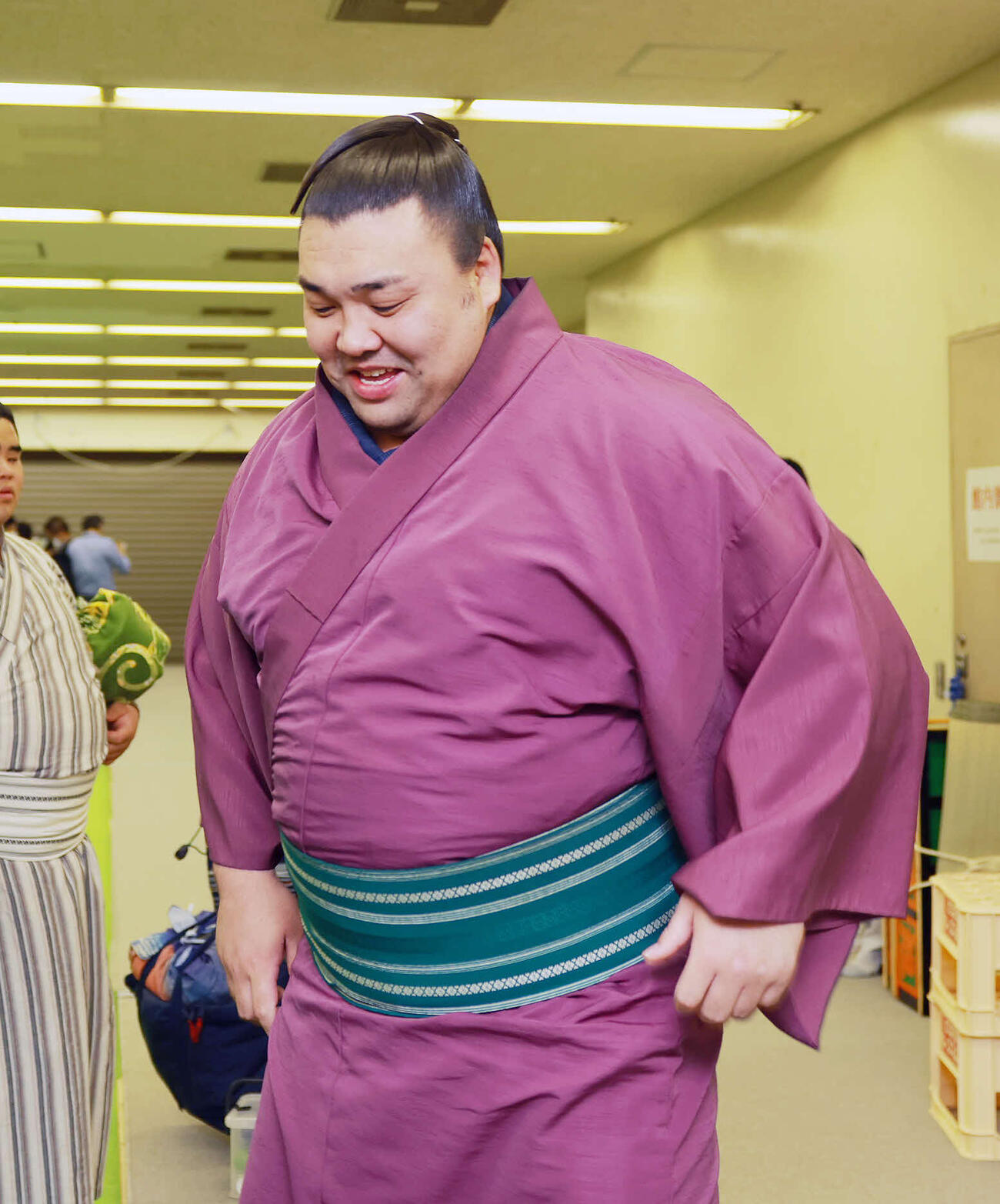 笑顔で支度部屋を引き揚げる霧島　