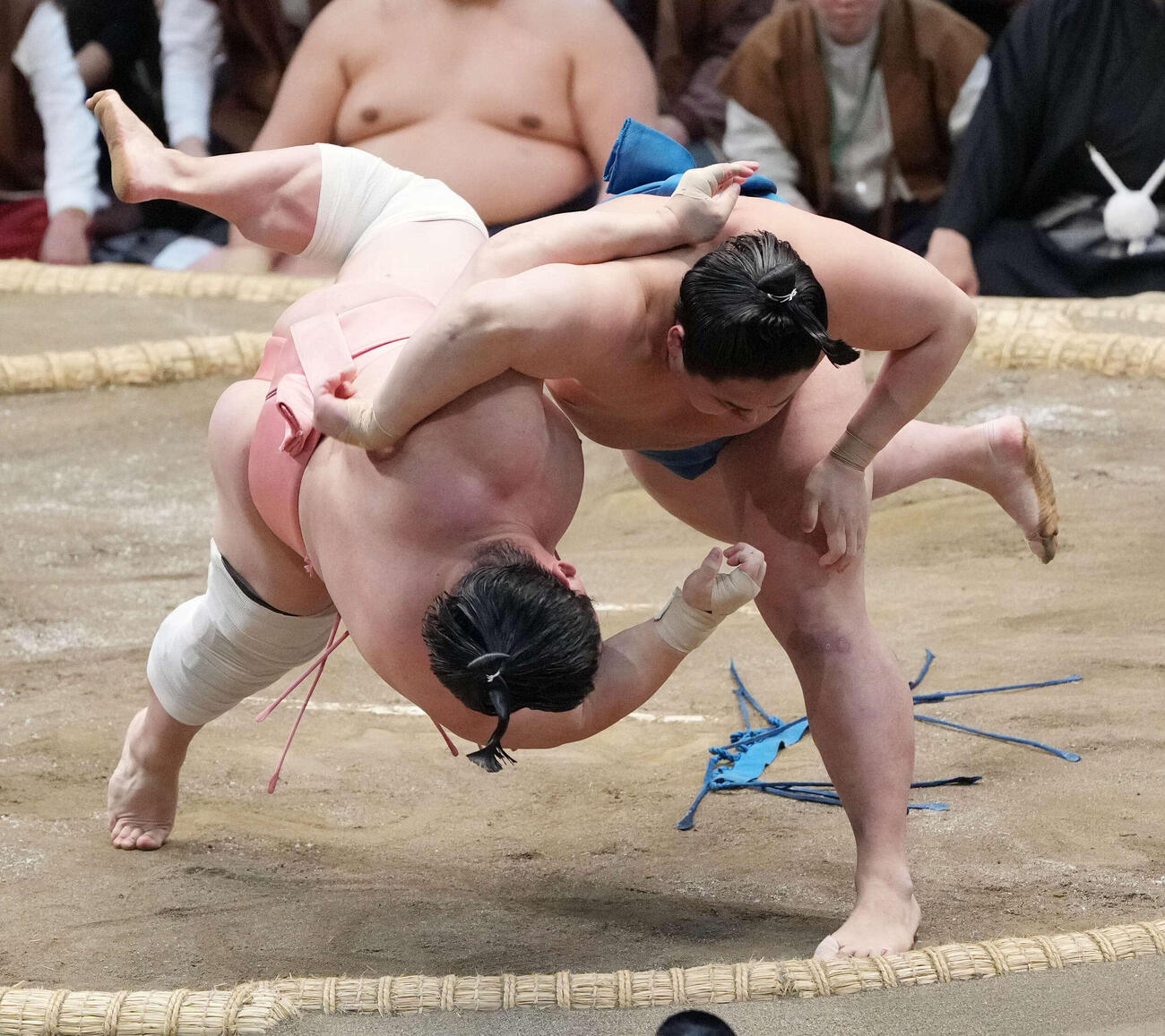 琴栄峰（右）は宇良を小手投げで破る（撮影・小沢裕）