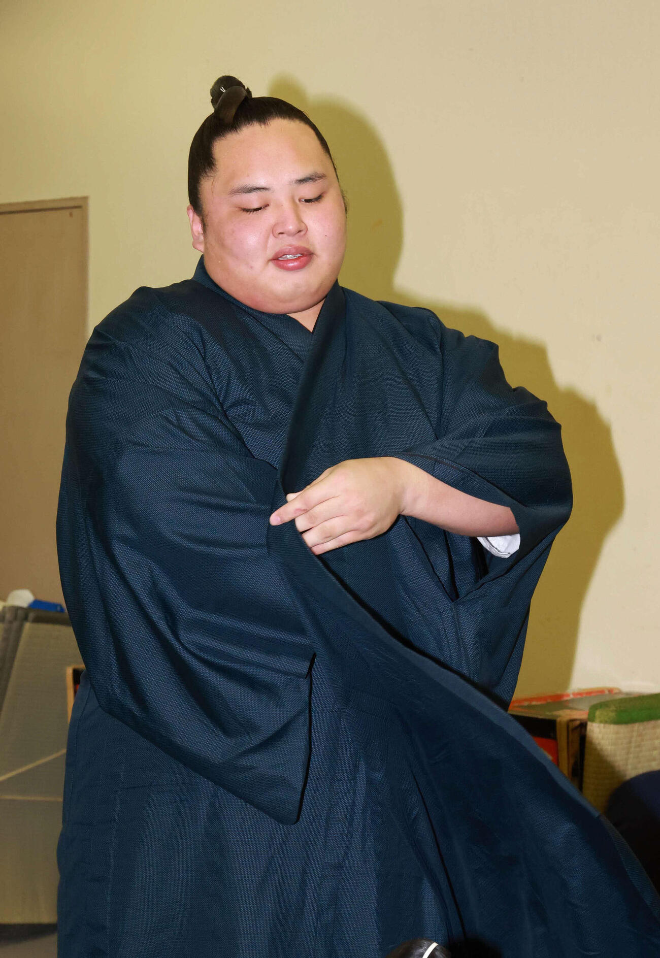 支度部屋で苦笑いを浮かべる琴勝峰