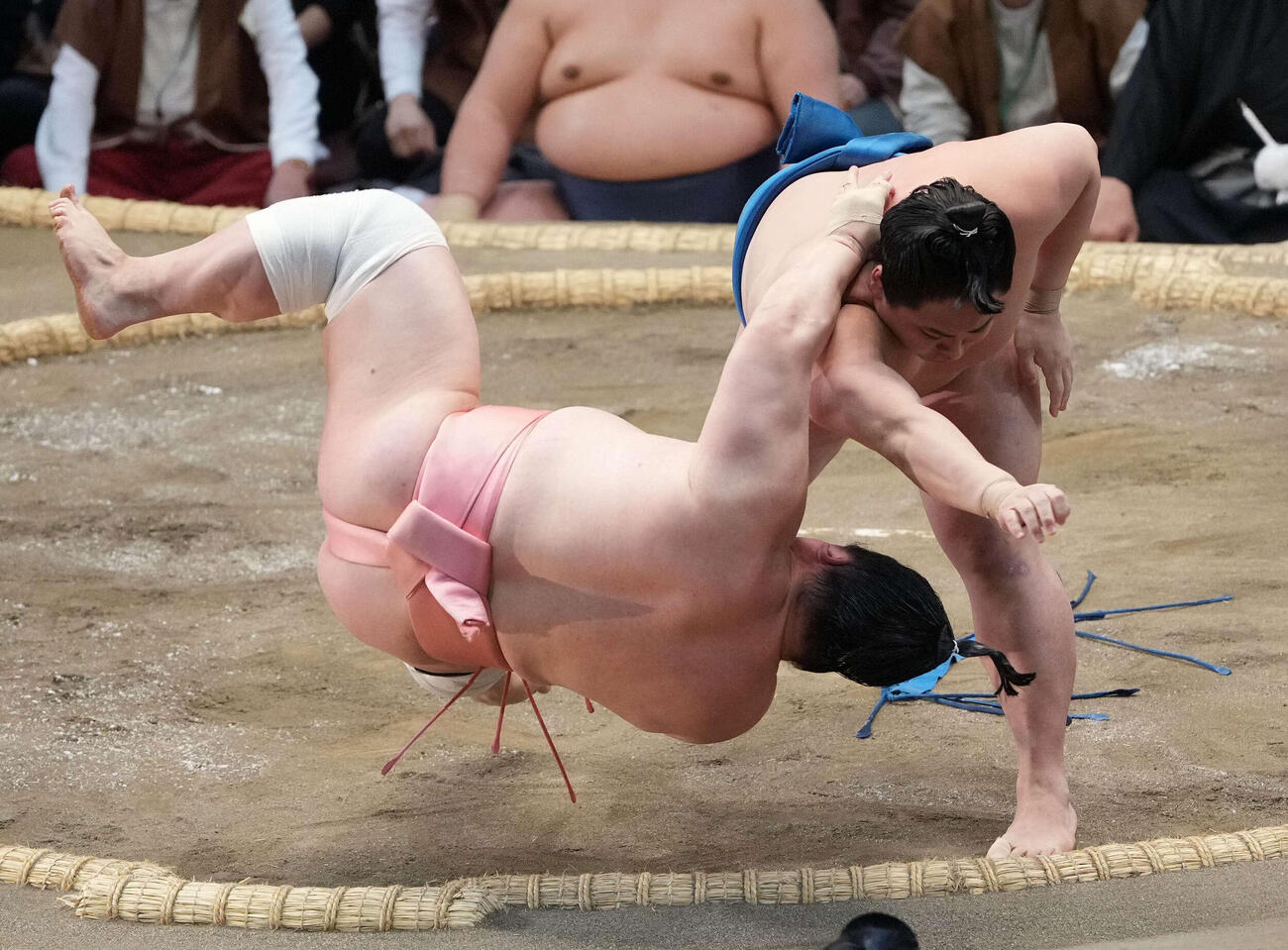 琴栄峰（右）は宇良を小手投げで破る（撮影・小沢裕）