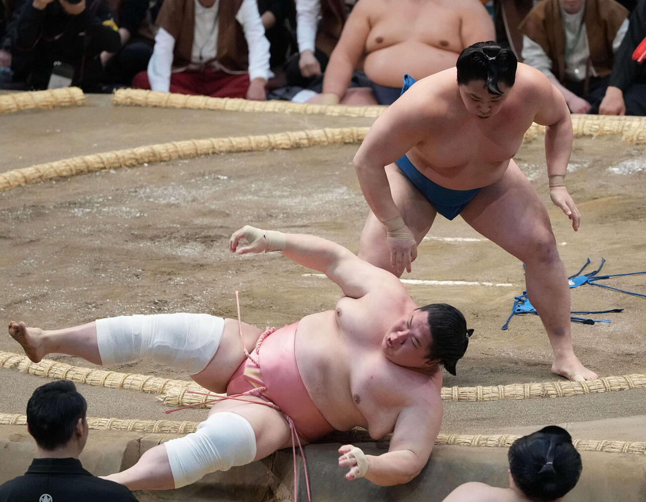 琴栄峰（右）は宇良を小手投げで破る（撮影・小沢裕）