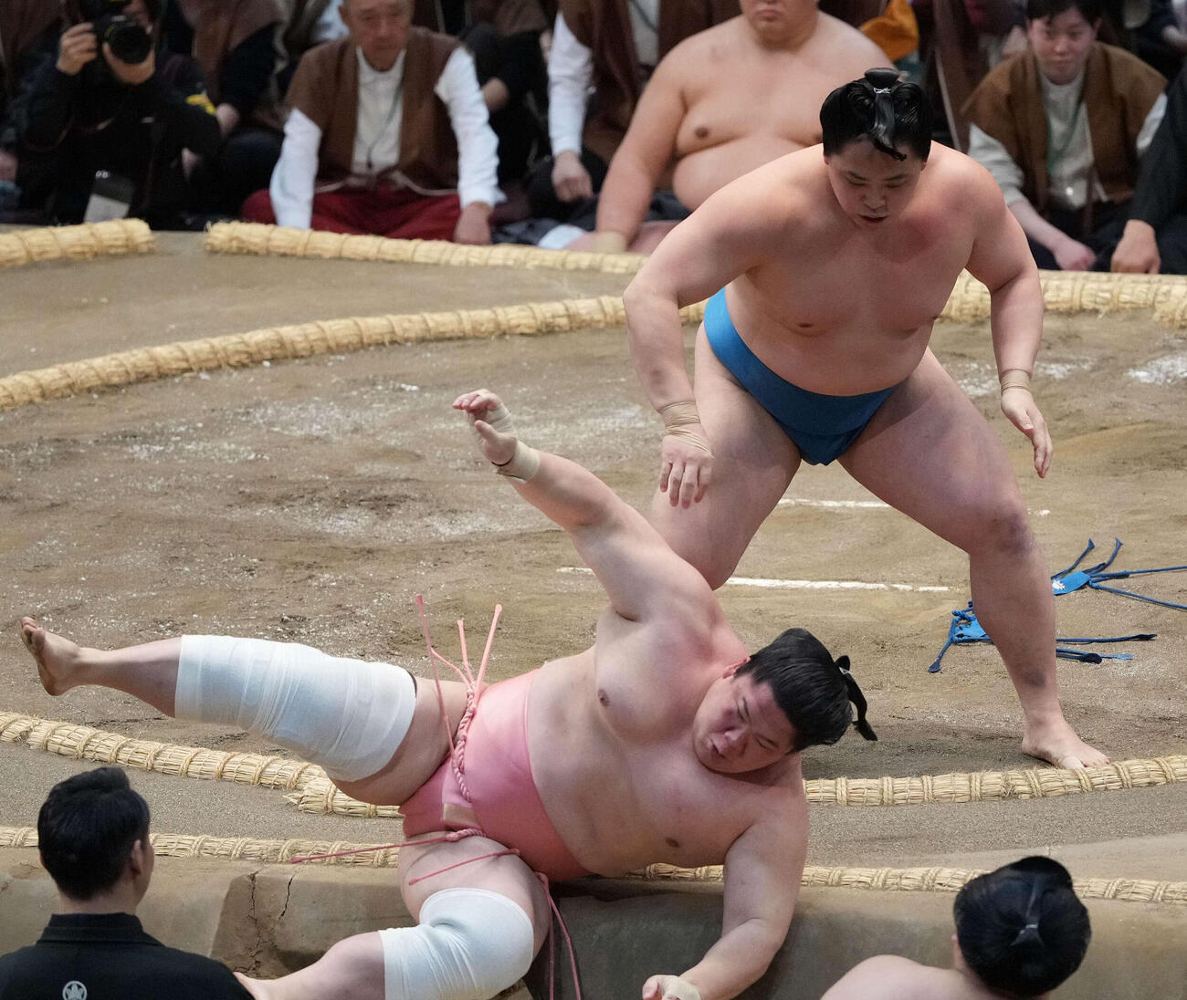 琴栄峰（右）は宇良を小手投げで破る（撮影・小沢裕）