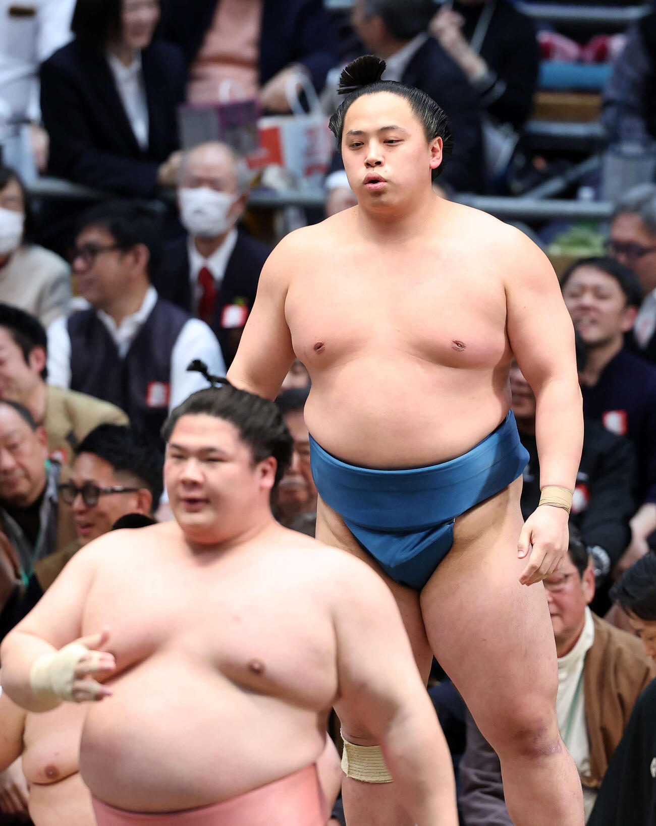 宇良（手前）を小手投げで破った琴栄峰（撮影・鈴木正人）　