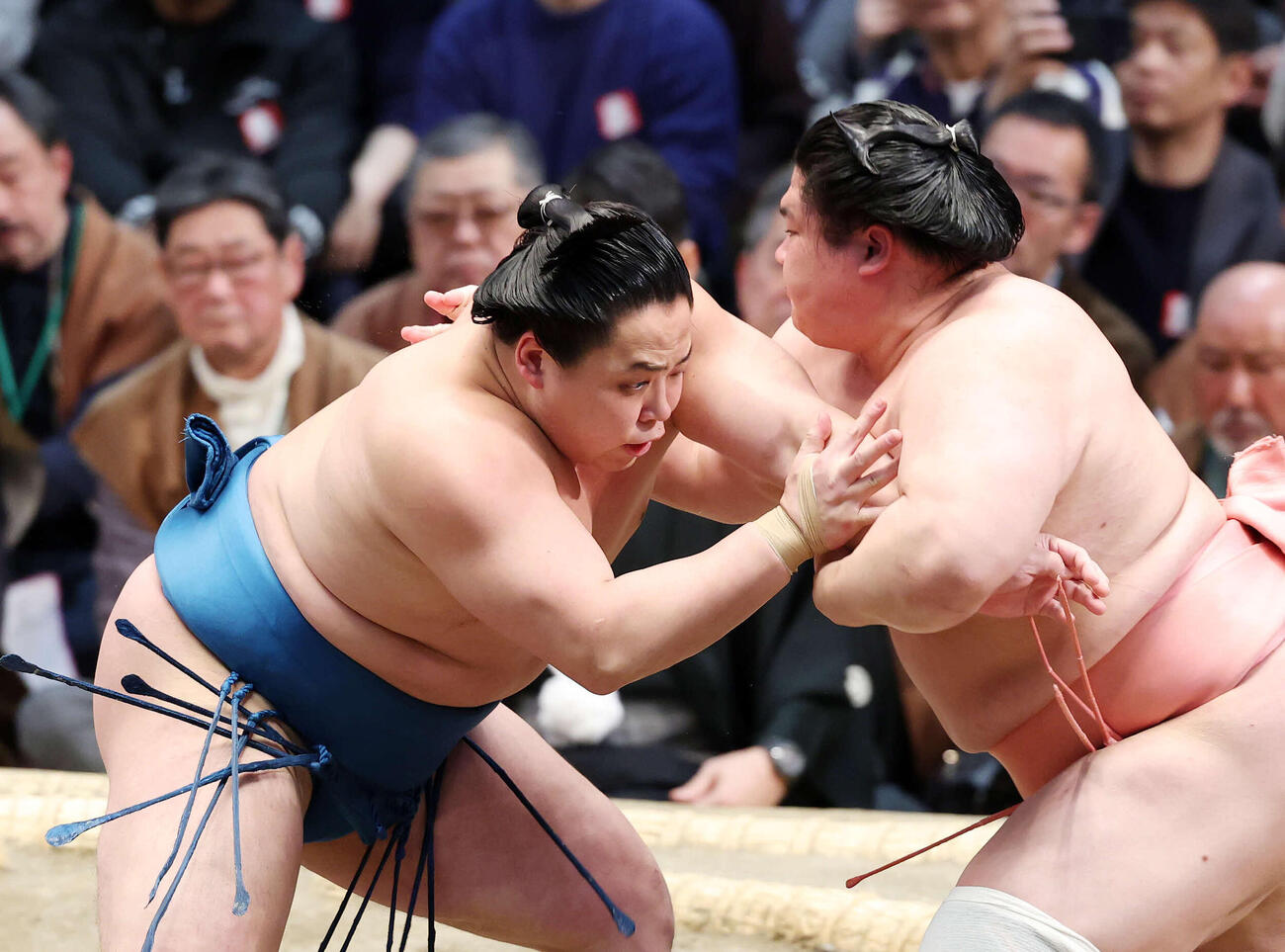 宇良（右）を攻める琴栄峰（撮影・鈴木正人）　