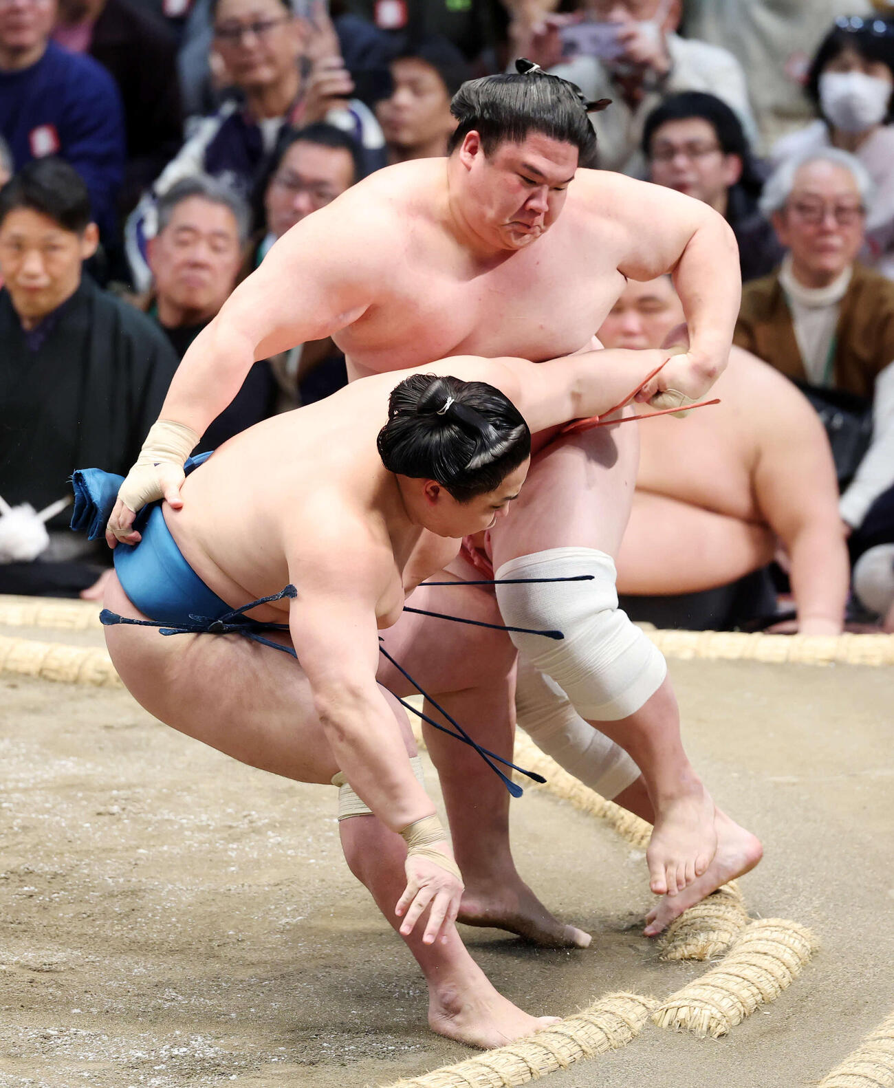 宇良（後方）の攻めを耐える琴栄峰（撮影・鈴木正人）　