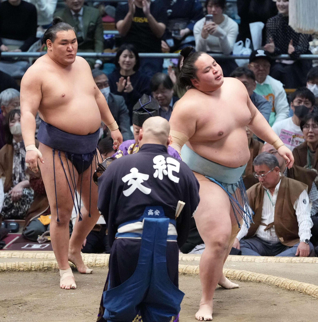 琴勝峰は豊昇龍（左）にはたき込みで敗れ悔しそうな表情を見せる（撮影・小沢裕）