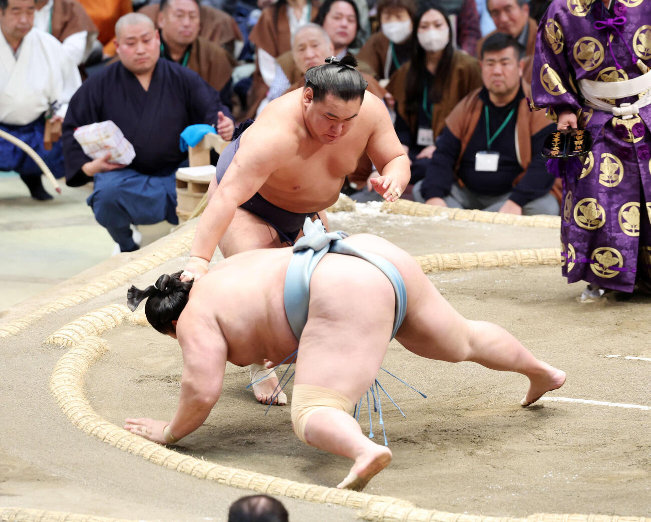 琴勝峰（手前）をはたき込みで破る豊昇龍（撮影・鈴木正人）　