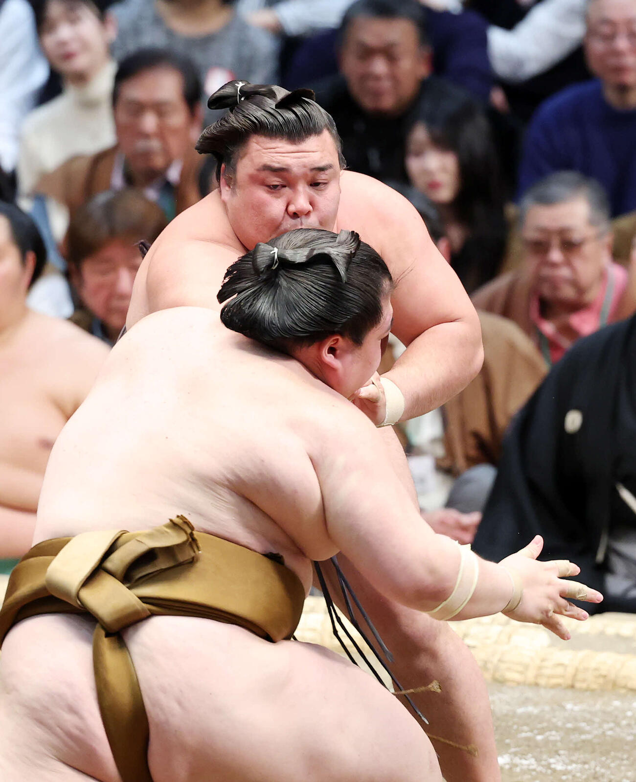 王鵬（手前）を攻める霧島（撮影・鈴木正人）　