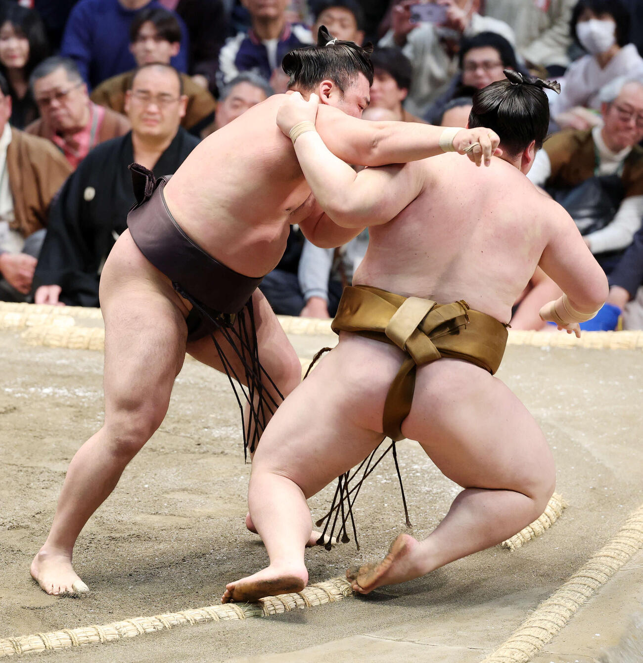 王鵬（右）を寄り倒しで破る霧島（撮影・鈴木正人）　