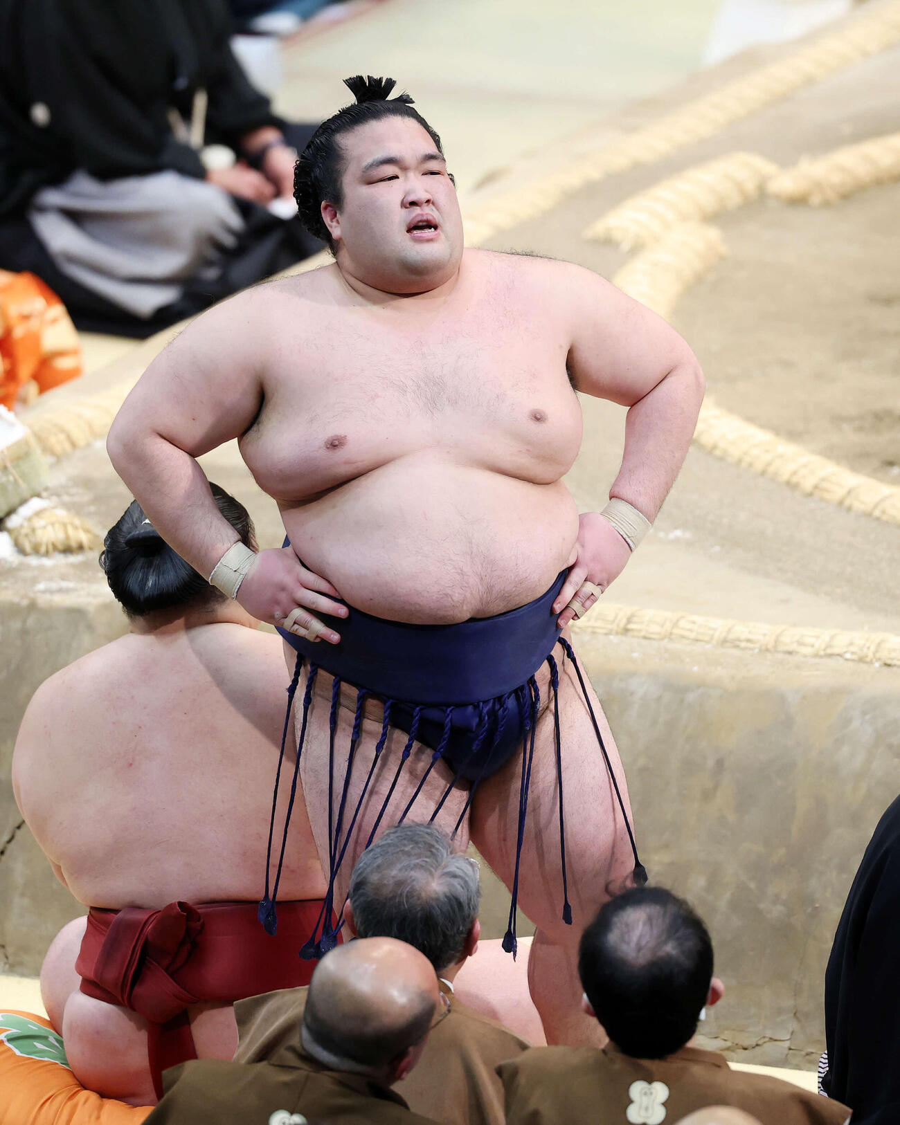 熱海富士に押し出しで敗れた豪ノ山（撮影・鈴木正人）　