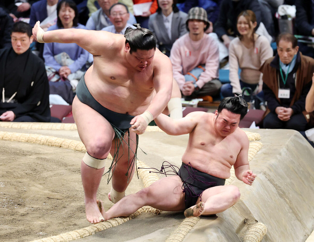 錦木（左）に押し倒しで敗れる炎鵬（撮影・鈴木正人）　