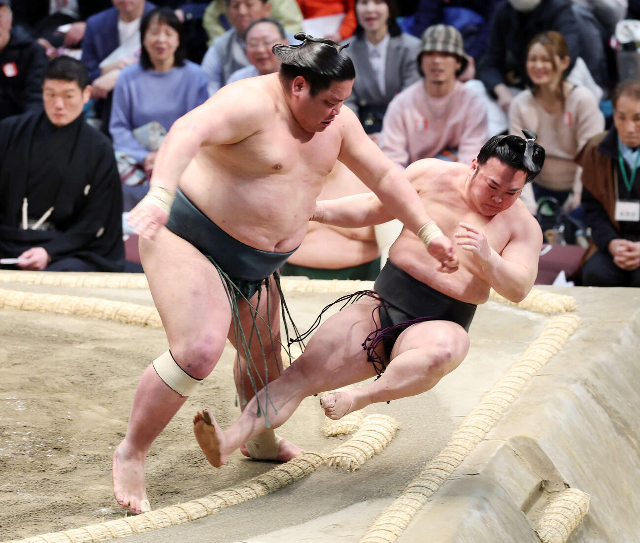 錦木（左）に押し倒しで敗れる炎鵬（撮影・鈴木正人）　