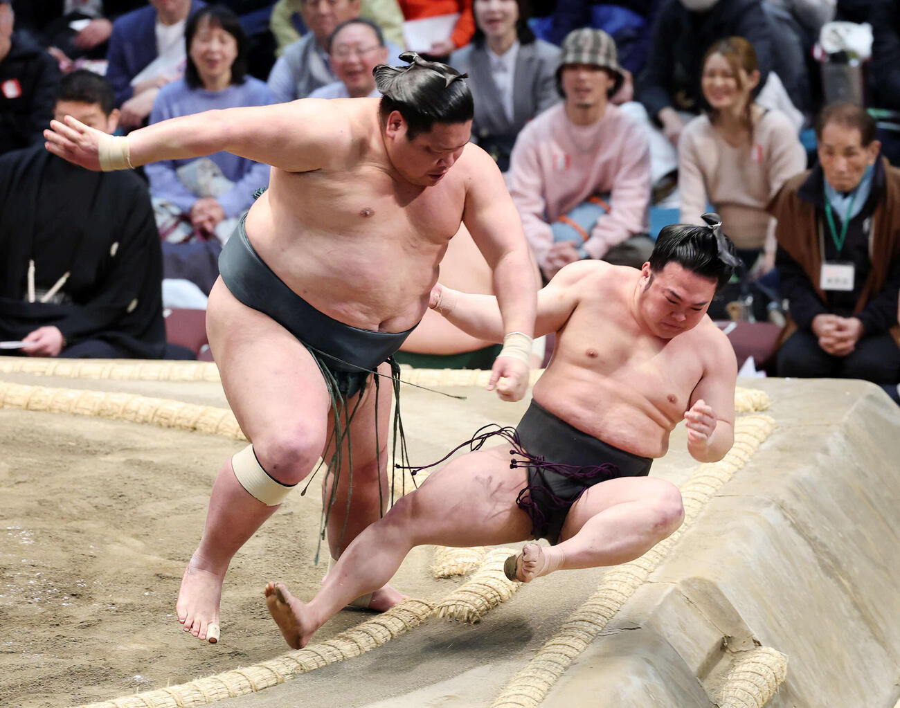 錦木（左）に押し倒しで敗れる炎鵬（撮影・鈴木正人）　