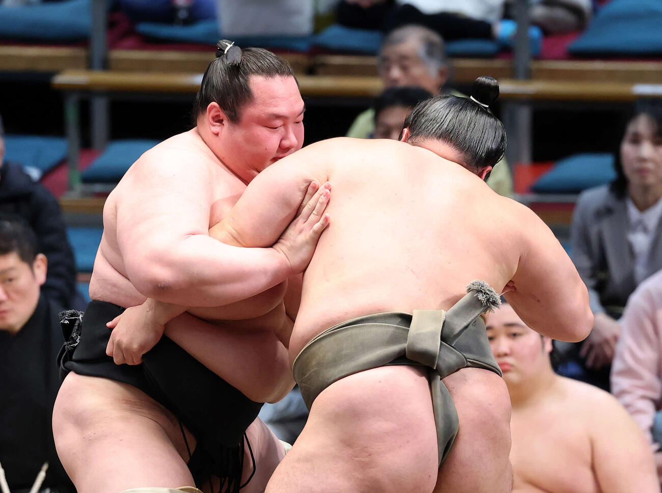 貴健斗（右）を攻める白鷹山（撮影・鈴木正人）　